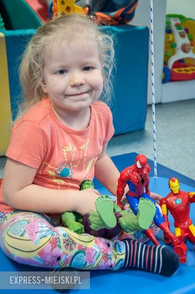 Milenka podczas ćwiczeń rehabilitacyjnych