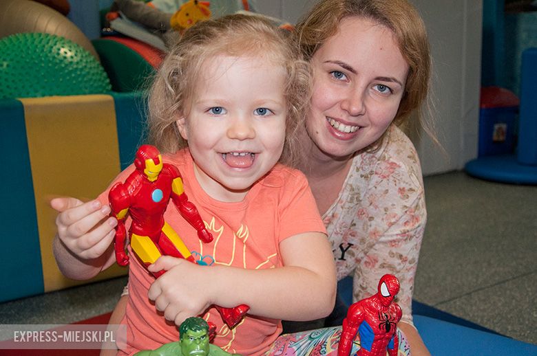 Milenka podczas ćwiczeń rehabilitacyjnych