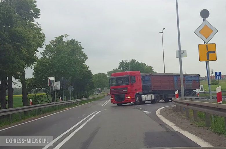 Jadąc od strony Wichrowa w kierunku Kostomłotów musimy ustąpić pierwszeństwa przejazdu 