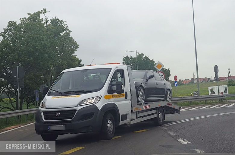 Jadąc od strony Wichrowa w kierunku Kostomłotów musimy ustąpić pierwszeństwa przejazdu 