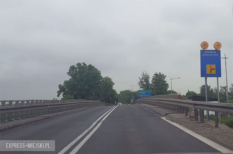 Jadąc od strony Wichrowa w kierunku Kostomłotów musimy ustąpić pierwszeństwa przejazdu 