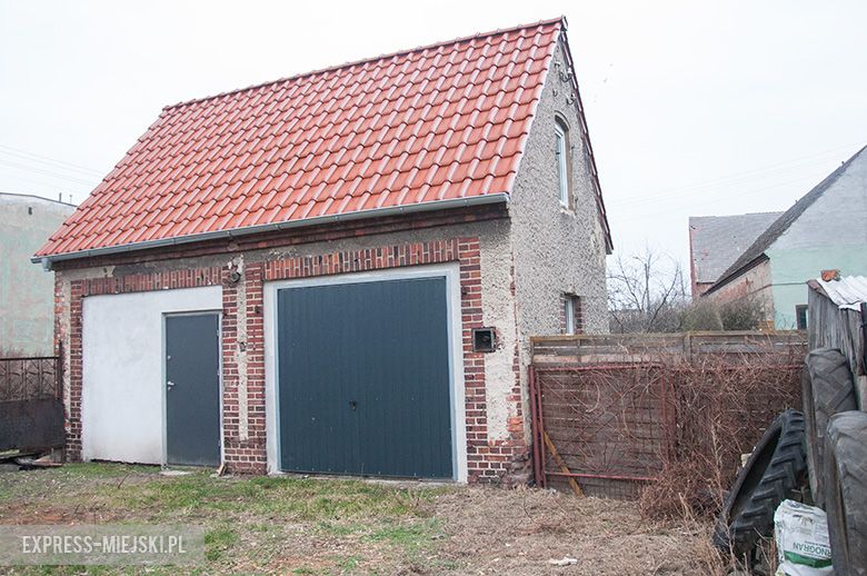 Dawna remiza strażacka. Po prawej stronie zagrodzony teren, którego właścicielem przez zasiedzenie została rodzina mieszkająca w sąsiedztwie
