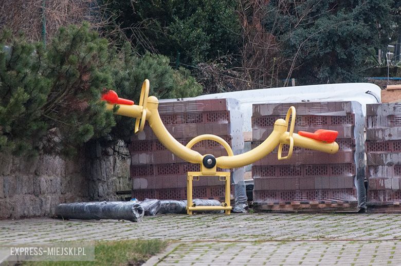 Pojedyncze elementy placu zabaw, który powstanie obok dawnej remizy, są już zakupione i czekają na montaż