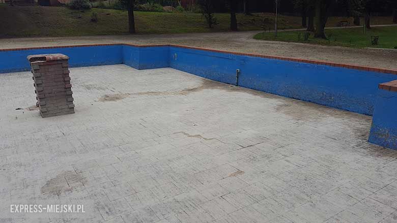 Fontanna w parku w Środzie Śląskiej - tuż po sprzątaniu