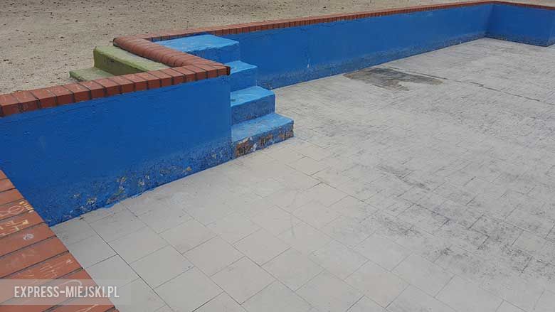 Fontanna w parku w Środzie Śląskiej - tuż po sprzątaniu