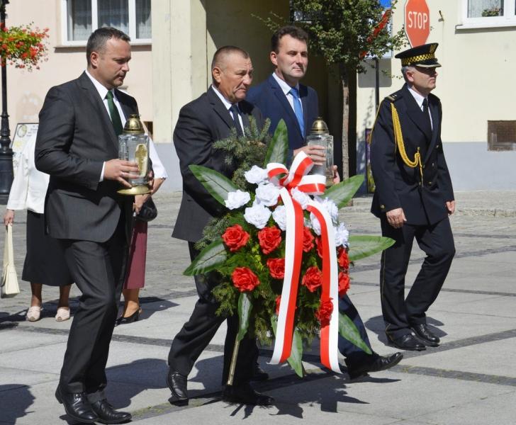 Złożenie kwiatów pod pomnikiem