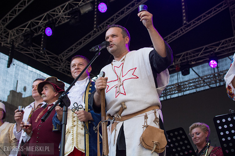 Niedziela - w Święto Wina w Mieście Skarbów