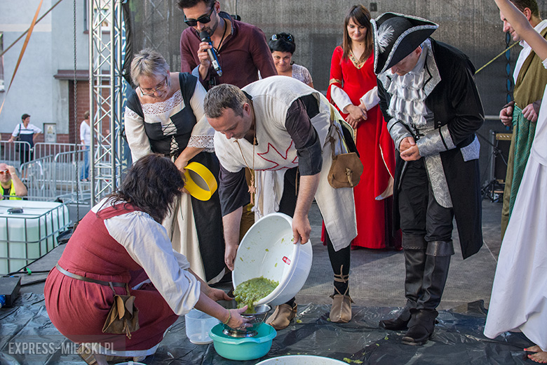 Niedziela - w Święto Wina w Mieście Skarbów