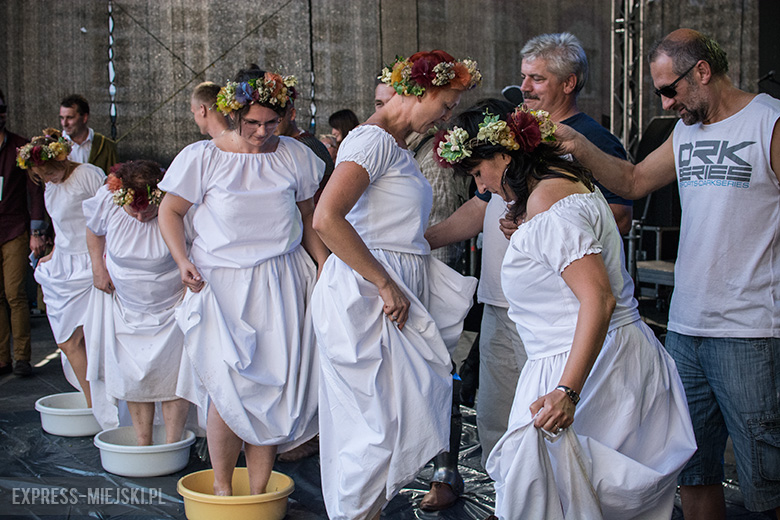 Niedziela - w Święto Wina w Mieście Skarbów