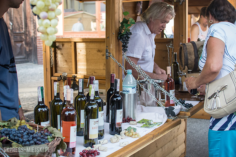 Niedziela - w Święto Wina w Mieście Skarbów