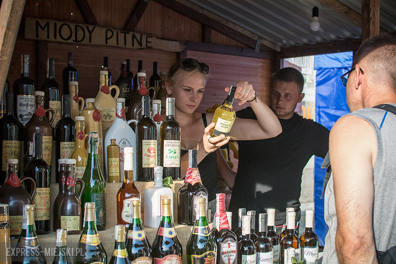 Niedziela - w Święto Wina w Mieście Skarbów