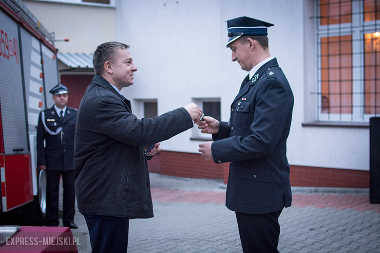 Przekazanie wozu strażackiego