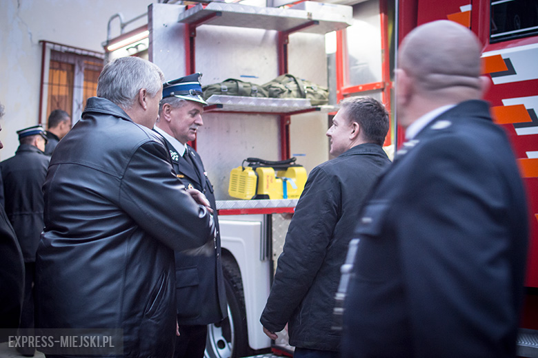 Przekazanie wozu strażackiego