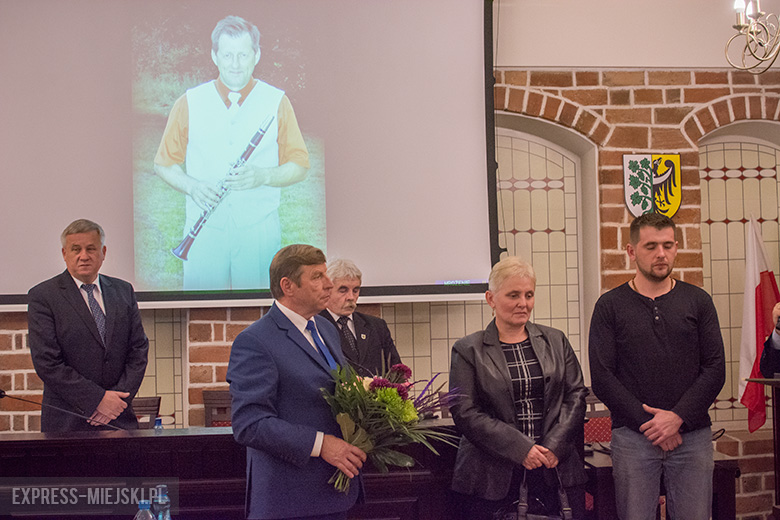 Podczas sesji rady miejskiej rodzinie Zbigniewa Bobera wręczono medal