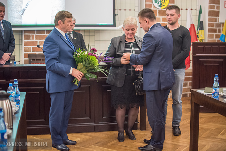 Podczas sesji rady miejskiej rodzinie Zbigniewa Bobera wręczono medal