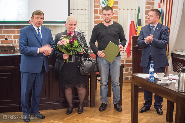 Podczas sesji rady miejskiej rodzinie Zbigniewa Bobera wręczono medal