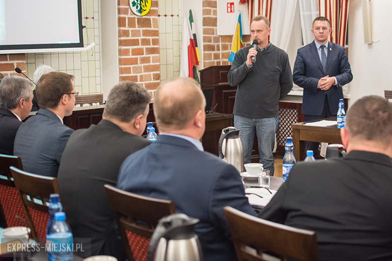 Podczas sesji rady miejskiej rodzinie Zbigniewa Bobera wręczono medal