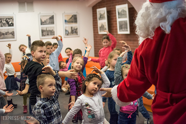 Mikołaj w bibliotece