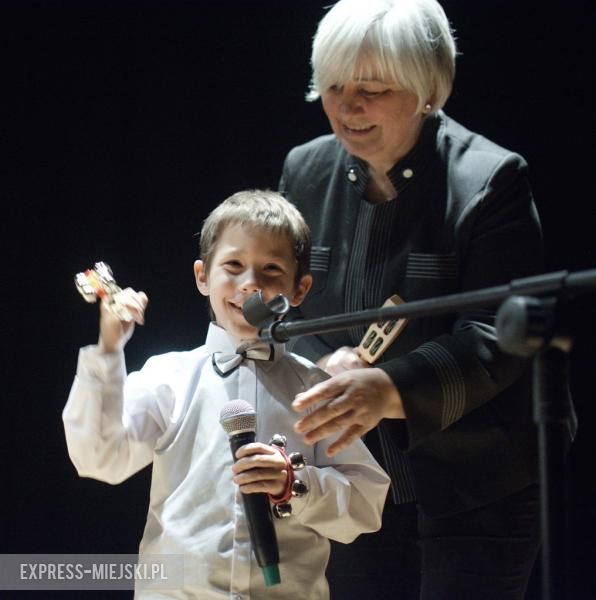 Występy młodych artystów na koncercie świątecznym