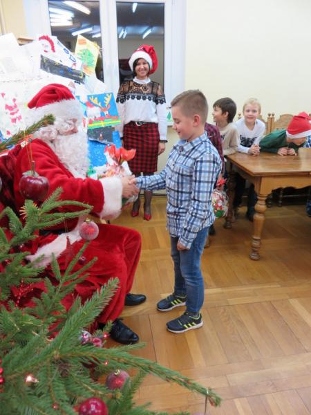 Spotkanie dzieci z Mikołajem
