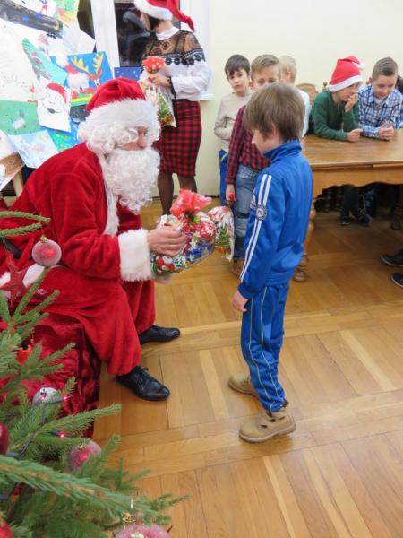 Spotkanie dzieci z Mikołajem
