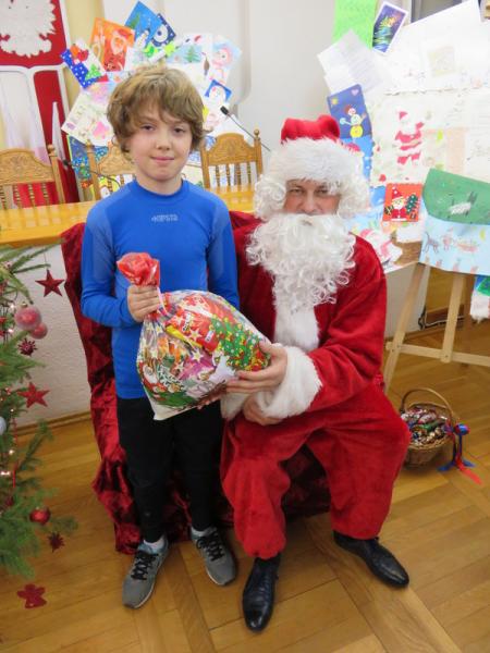 Spotkanie dzieci z Mikołajem