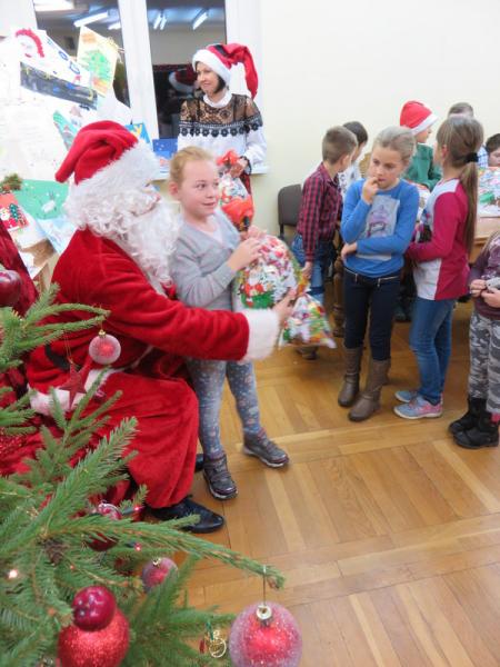 Spotkanie dzieci z Mikołajem