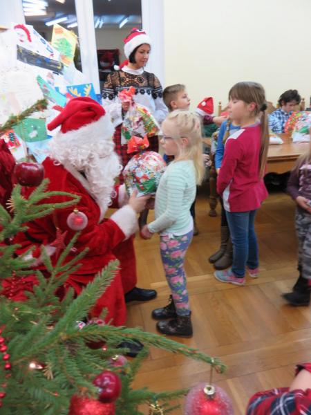 Spotkanie dzieci z Mikołajem