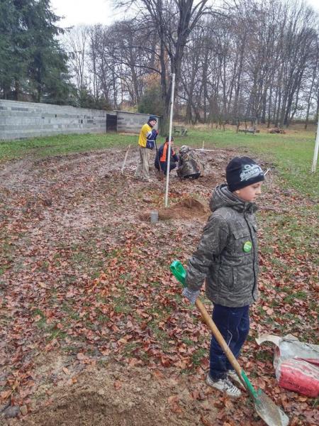 Prace przy nowych piłkochwytach