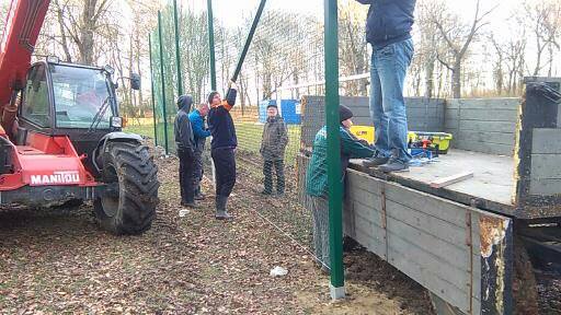 Prace przy nowych piłkochwytach