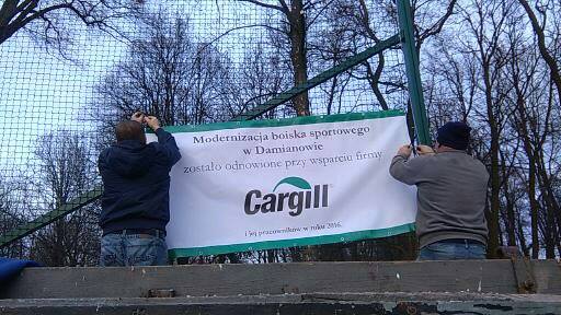 Prace przy nowych piłkochwytach