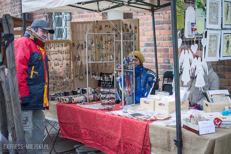 Bożonarodzeniowy kiermasz przed średzkim muzeum