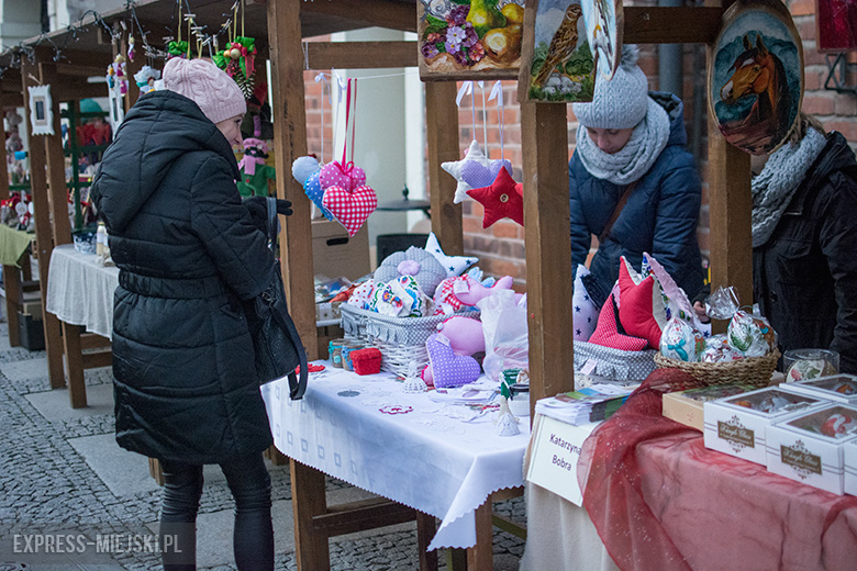 Bożonarodzeniowy kiermasz przed średzkim muzeum