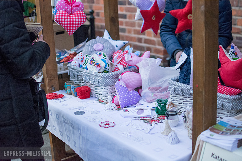 Bożonarodzeniowy kiermasz przed średzkim muzeum