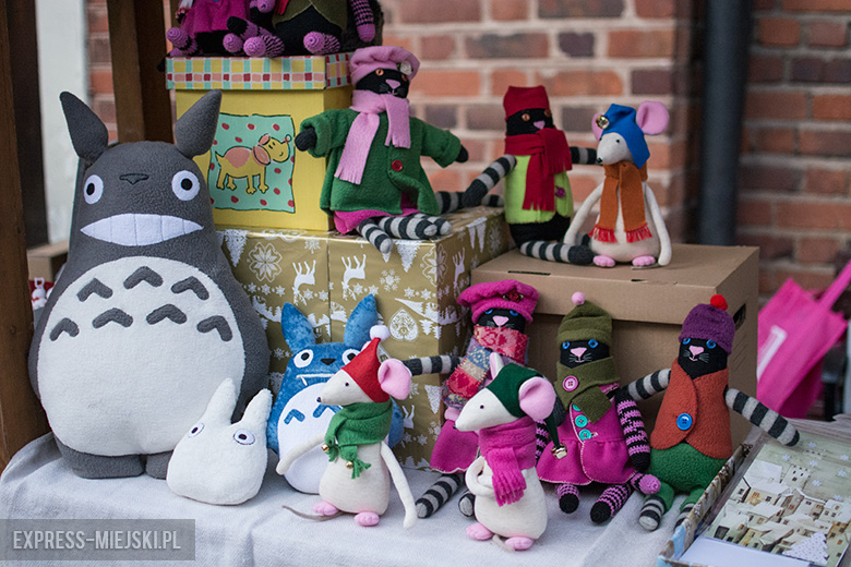 Bożonarodzeniowy kiermasz przed średzkim muzeum