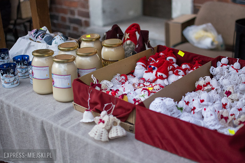 Bożonarodzeniowy kiermasz przed średzkim muzeum