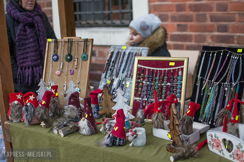 Bożonarodzeniowy kiermasz przed średzkim muzeum