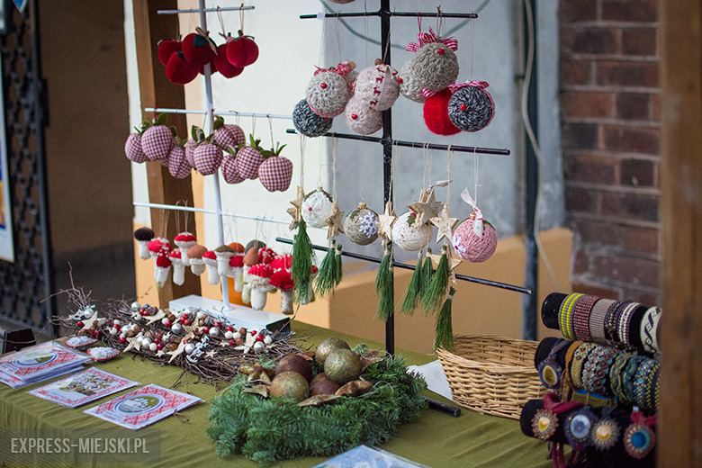 Bożonarodzeniowy kiermasz przed średzkim muzeum