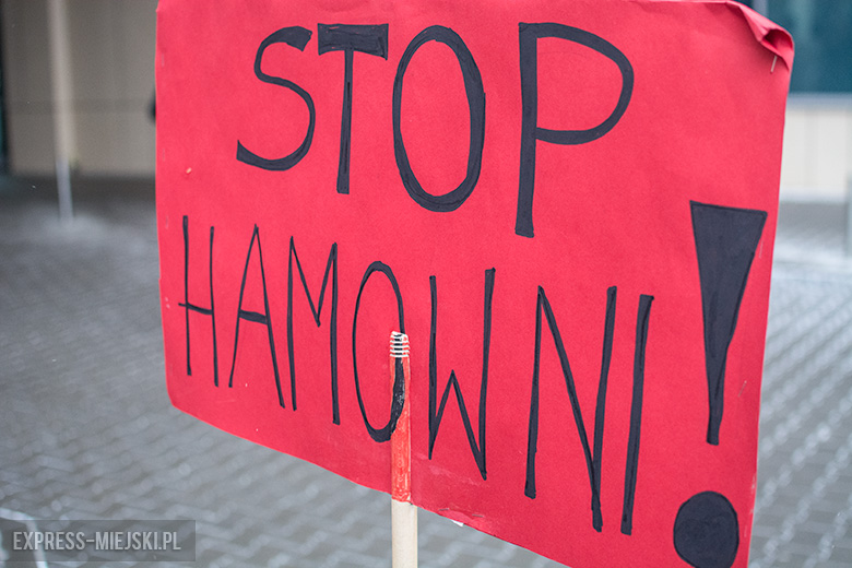 Protest przed budynkiem politechniki