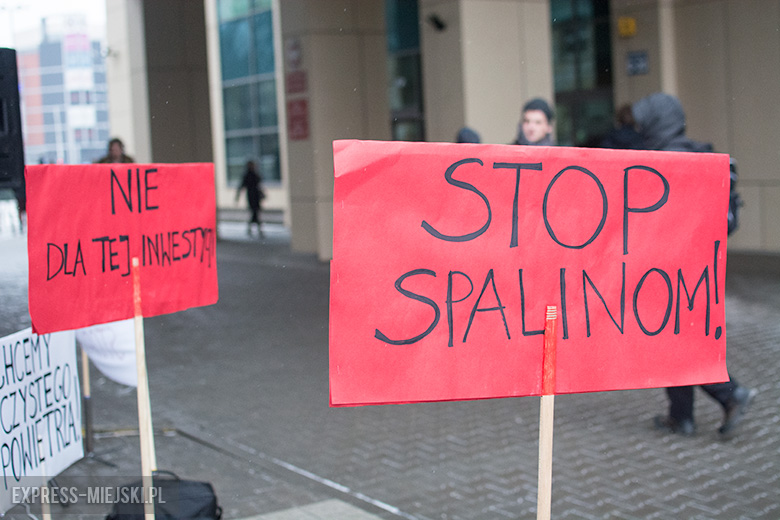 Protest przed budynkiem politechniki