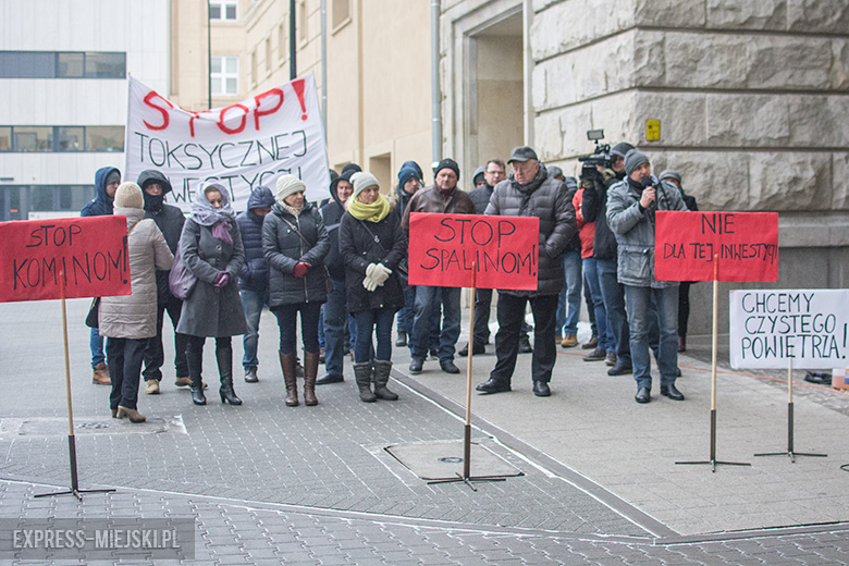Protest przed budynkiem politechniki