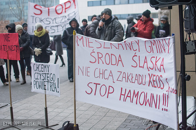 Protest przed budynkiem politechniki