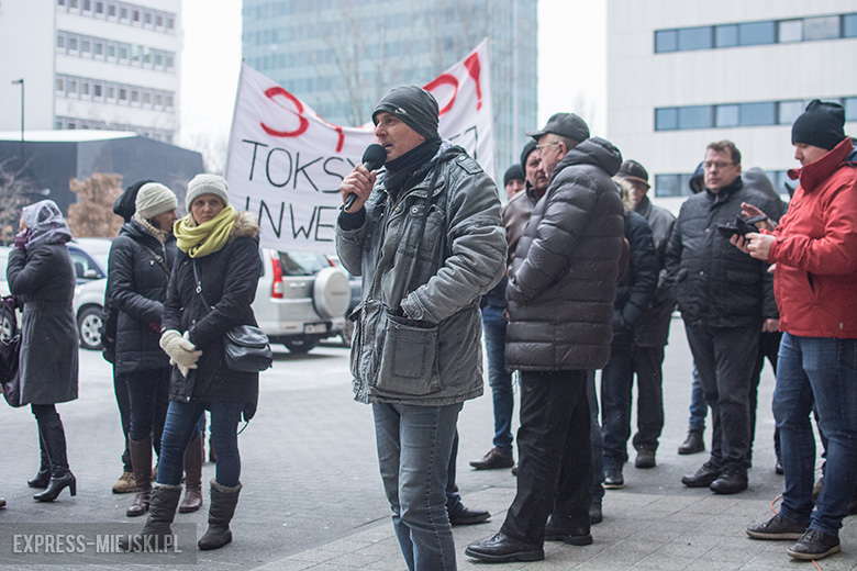 Protest przed budynkiem politechniki