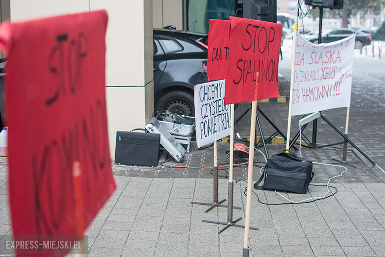 Protest przed budynkiem politechniki