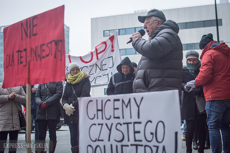 Protest przed budynkiem politechniki
