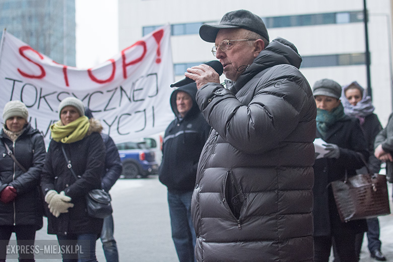 Protest przed budynkiem politechniki