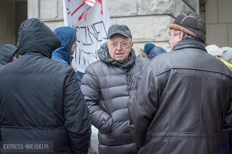 Protest przed budynkiem politechniki