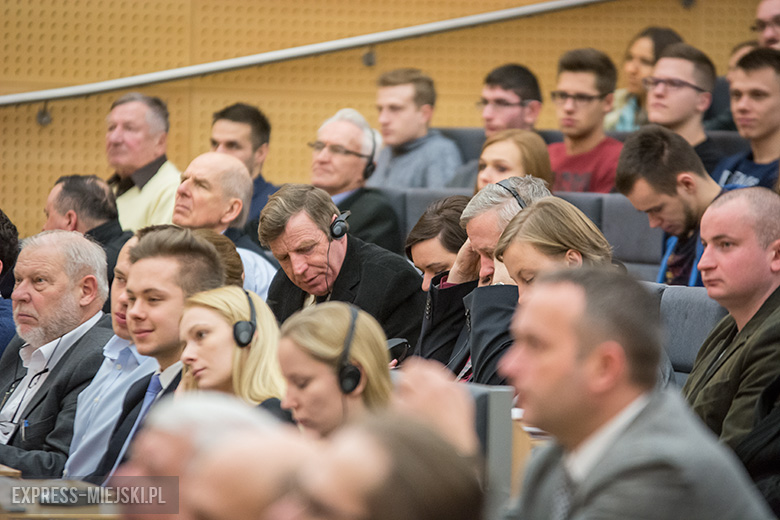 Konferencja z udziałem przedstawicieli firmy oraz studentów i mediów