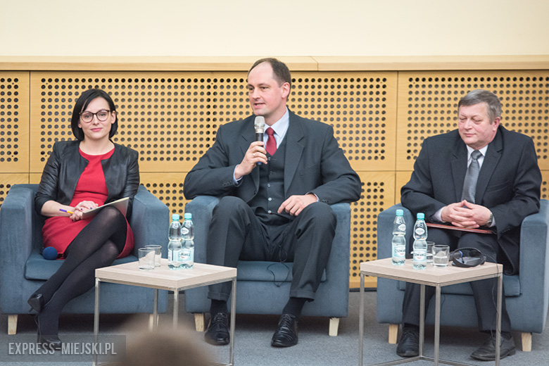 Konferencja z udziałem przedstawicieli firmy oraz studentów i mediów