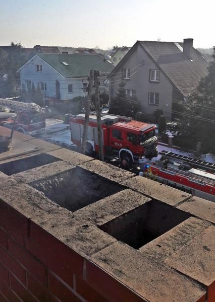Akcja strażaków podczas pożaru sadzy w Miękini